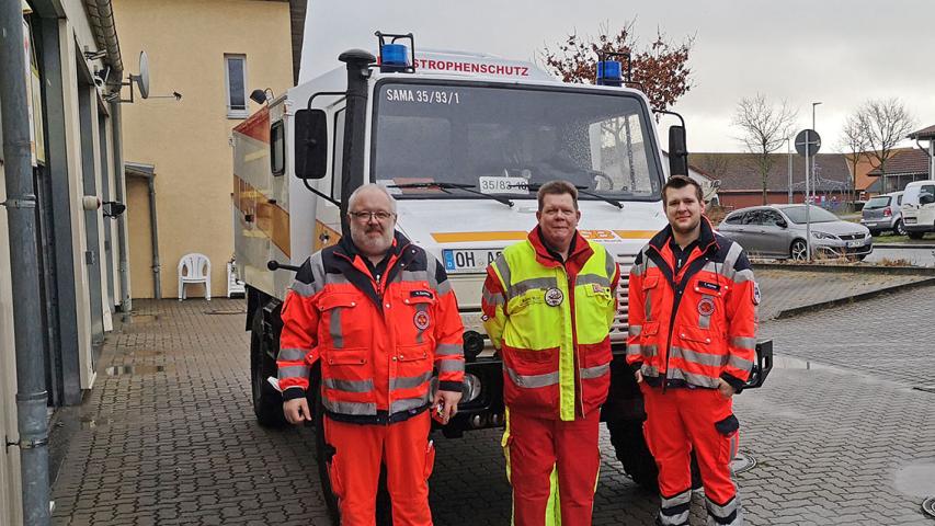Vor der Abfahrt nach Niendorf stellten sich die Rettungsdienst-Mitarbeiter Heiko Zachriat und Torben Hamer sowie der ehrenamtliche SEG-Leiter Michael Mohr vom ASB Ostholstein vor dem Unimog zu einem Foto auf.