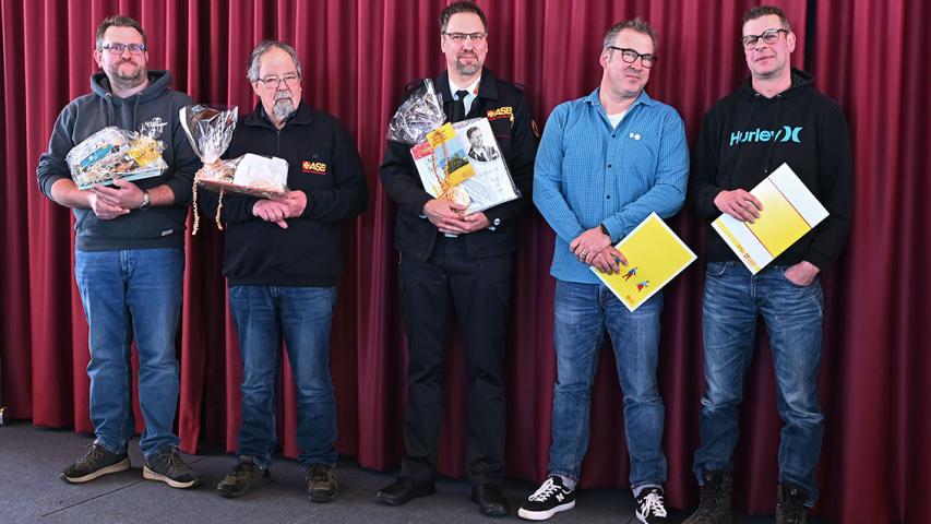 Eike Keilwerth, Wolfgang Röhr wurde für ihr ehrenamtliches Engagement gedankt, Christian Faecks wurde aus dem Vorstand verabschiedet und Marcel Graf sowie Norman Hielscher wurden für 30 Jahre aktive Mitgliedschaft mit der Silbernen Ehrenplakette des ASB geehrt (v.l.n.r.).
